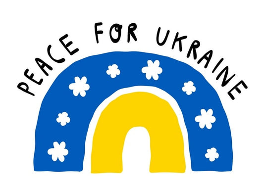 Handgezeichneter Regenbogen in Blau und Gelb mit weißen Blüten und dem Schriftzug „Frieden für die Ukraine“