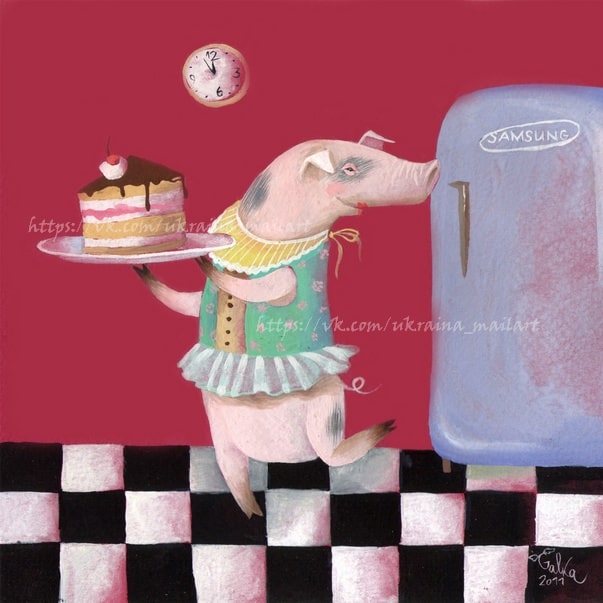 Postkarte mit einem Schwein, das nachts Kuchen aus dem Kühlschrank nimmt