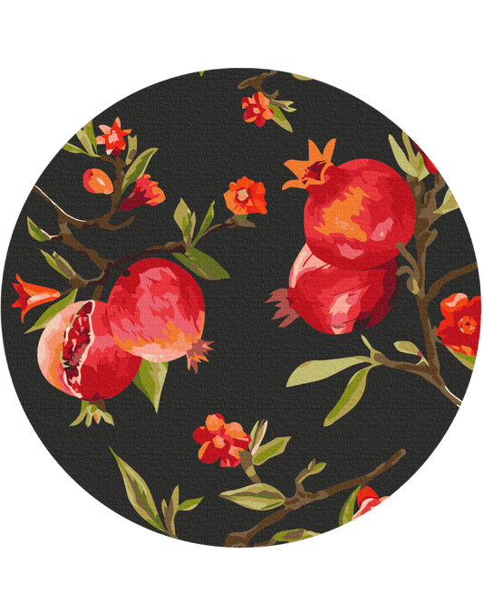 Runde Leinwand mit reifen Granatäpfeln, einer aufgeschnitten, zwischen orangefarbenen Blüten