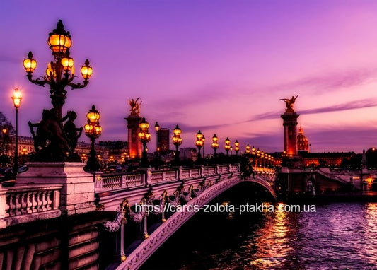 Verschnörkelte vergoldete Laternen und Statuen auf dem Pont Alexandre III unter violettem Dämmerhimmel in Paris.
