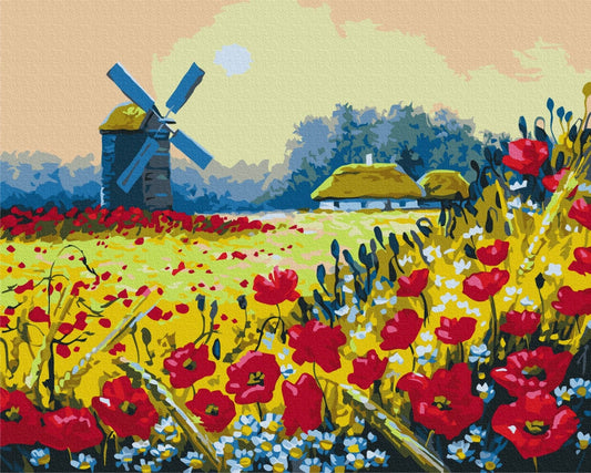 Roter Mohn und Gänseblümchen vor einer Windmühle und Reetdachhäusern unter goldenem Abendhimmel.