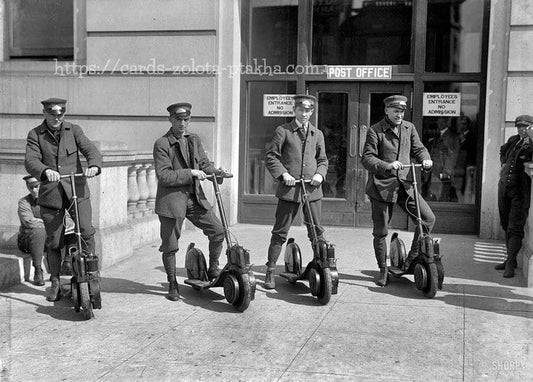 Vintage-Foto von vier Postboten auf Motorrollern vor einem Postamt
