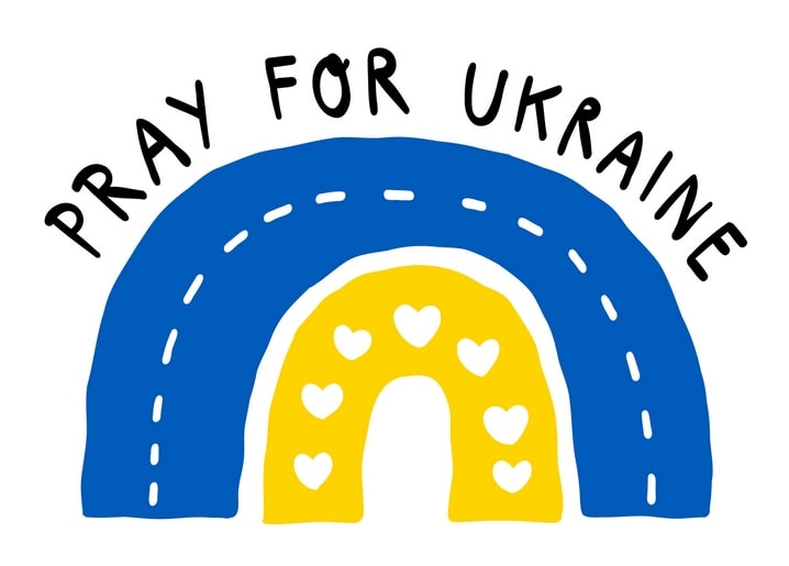 Blau-gelber Regenbogen mit weißen Herzen und dem Schriftzug „Betet für die Ukraine“