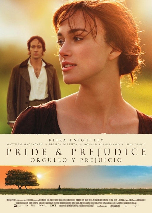 Filmposter-Postkarte zu Stolz und Vorurteil mit Elizabeth Bennet im goldenen Licht und Mr. Darcy im Hintergrund