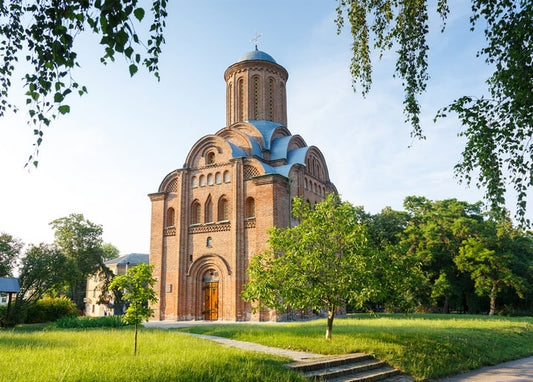 Цегляна П'ятницька церква XII століття в Чернігові серед березового гілля