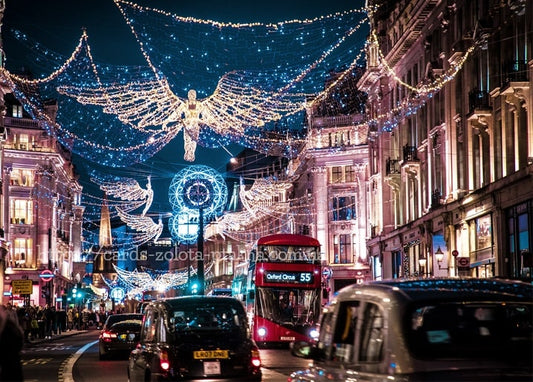 Weihnachtliche Engel-Lichterketten über der Regent Street mit rotem Doppeldeckerbus und Abendverkehr in London