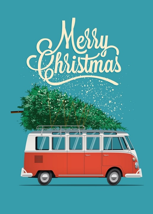 Roter Campingbus mit Weihnachtsbaum auf dem Dach im Schnee, Schriftzug Merry Christmas