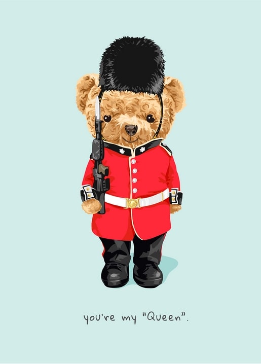 Teddybär als Königsgardist mit rotem Mantel, Bärenfellmütze und Gewehr
