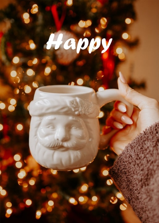Hand hält weiße Weihnachtsmann-Tasse vor unscharfen Lichtern eines Weihnachtsbaums