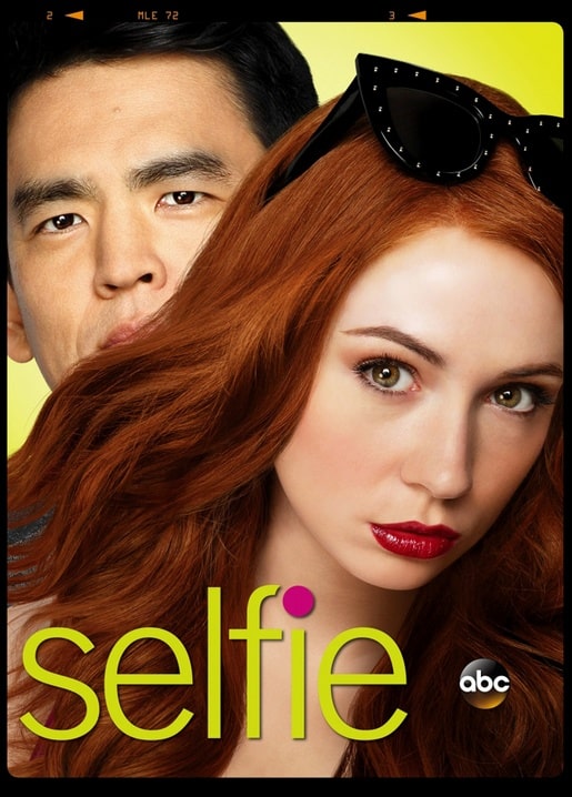 Rothaarige Frau mit Katzenaugen-Sonnenbrille im Haar, Poster zur Serie „Selfie“