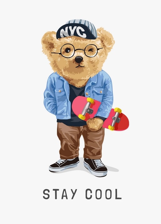 Teddybär mit NYC-Cap und Jeansjacke hält ein rotes Skateboard