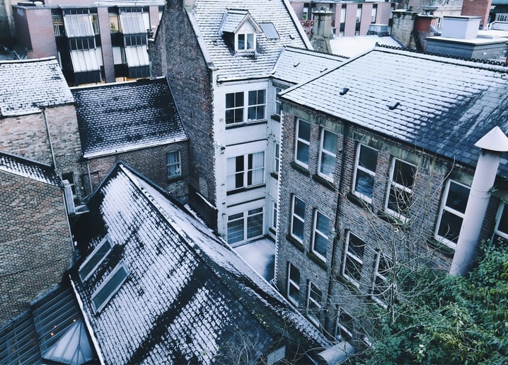 Verschneite Dächer, Schornsteine und Dachgauben einer Altstadt