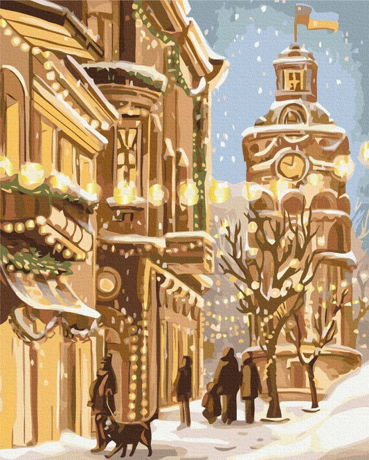 Verschneite Straße in Vinnytsia mit beleuchteter Turmuhr und Lichterketten