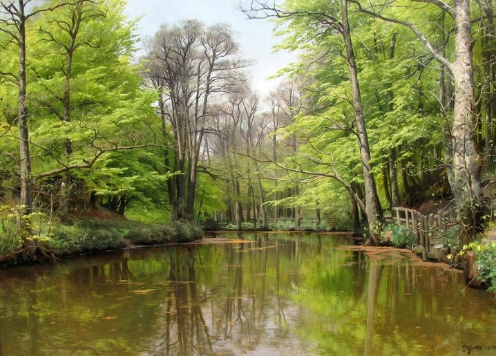 Hölzerner Steg über einen Bach in einem frischgrünen Frühlingsbuchenwald, Peder Mørk Mønsted