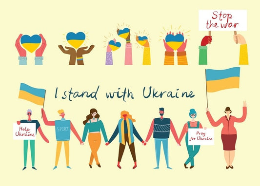 Verschiedene Hände mit blau-gelben Herzen und Menschen, die Hand in Hand für die Ukraine gehen