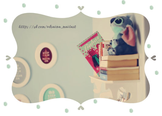 Stitch-Plüschtier auf einem Bücherstapel in pastellfarbenem Zimmer
