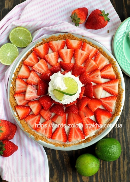 Erdbeer-Limetten-Tarte mit Sahne und frischen Limetten