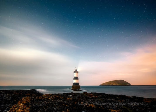 Schwarz-weiß gestreifter Leuchtturm mit Lichtstrahl unter Sternenhimmel neben kleiner Insel