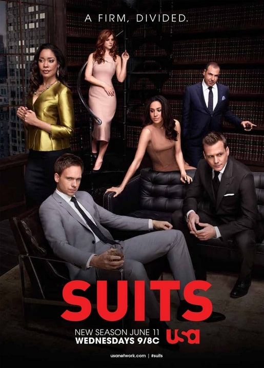 Das gesamte Suits-Ensemble in einer Kanzleibibliothek, Poster-Slogan „A firm, divided“