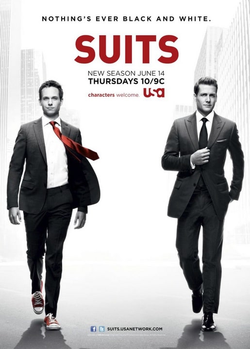 Zwei Anwälte im Anzug schreiten voran, Poster zur Serie „Suits“ mit dem Slogan „Nothing's ever black and white“