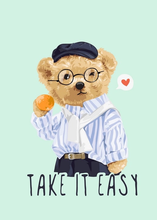 Teddybär mit Baskenmütze und gestreiftem Hemd hält eine kleine Orange
