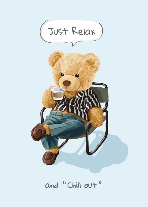 Teddybär im Streifenhemd entspannt im Campingstuhl mit Kaffee