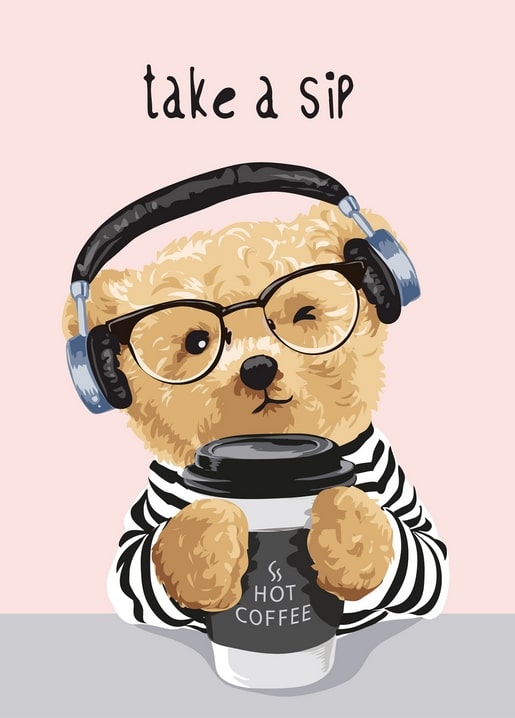 Teddybär mit Kopfhörern und Brille hält einen Becher mit der Aufschrift Hot Coffee