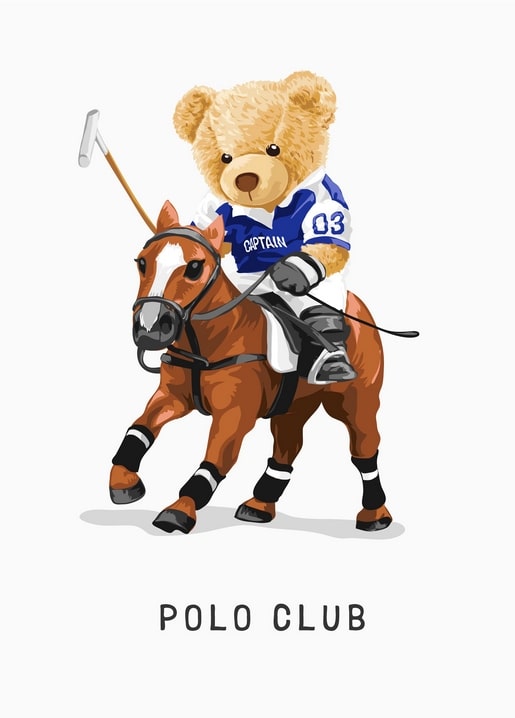 Illustrierter Teddybär als Polospieler auf galoppierendem Pferd mit erhobenem Schläger