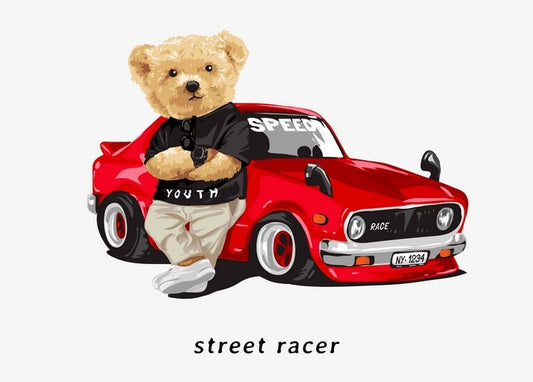 Illustrierter Teddybär im Rennfahrer-Look neben rotem Oldtimer-Sportwagen mit Unterschrift „street racer“