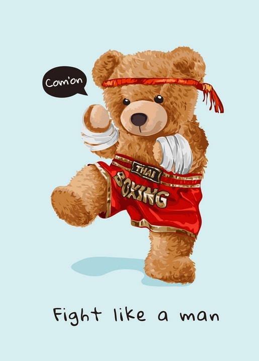 Illustrierter Teddybär im roten Thai-Boxen-Outfit beim Tritt, mit Sprechblase „Com’on“