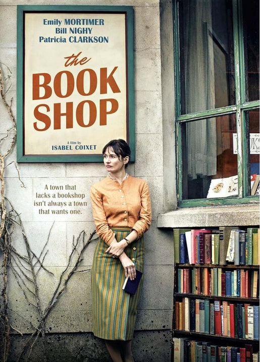 Filmposter zu The Bookshop mit einer Frau vor einem beleuchteten Buchladenfenster