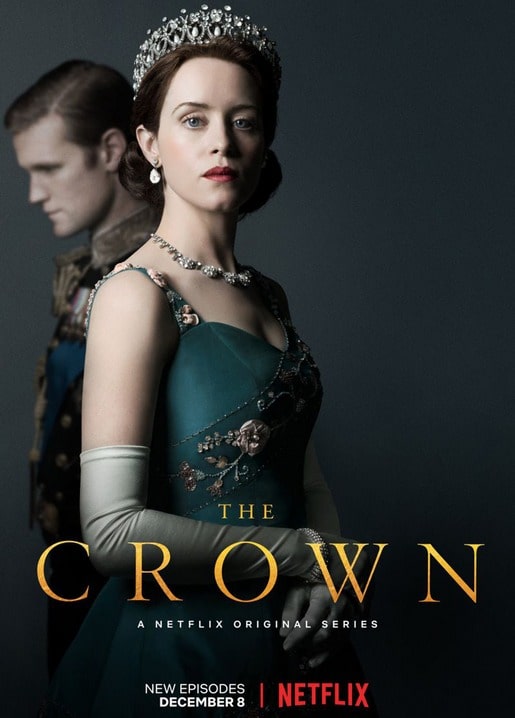 Postkarte „The Crown“: junge Königin im smaragdgrünen Kleid mit Diadem, Mann in Uniform im Hintergrund