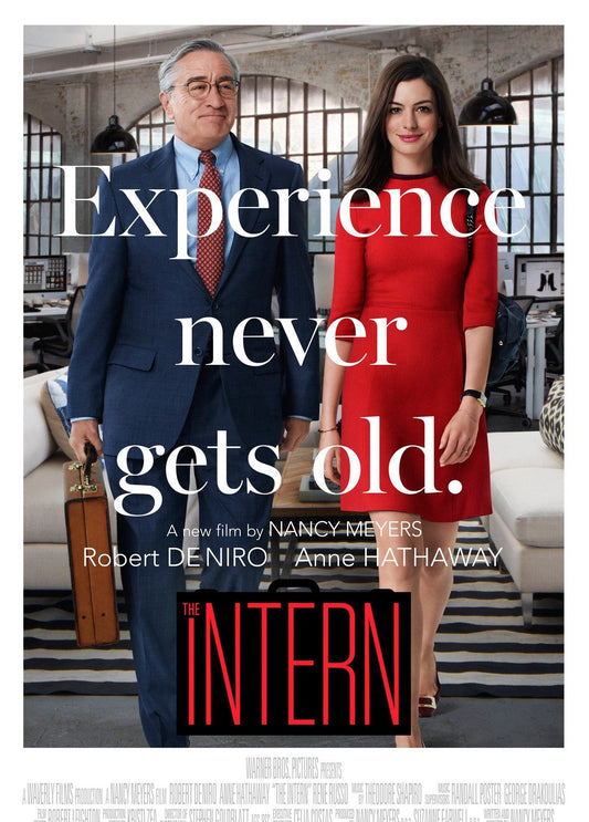 Filmplakat zu Man lernt nie aus mit Robert De Niro und Anne Hathaway im Büro