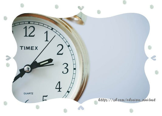 Крупний план золотистого годинника Timex, стрілки показують чверть на третю