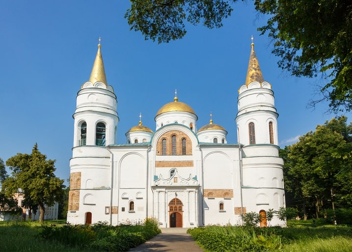 Білі стіни та золоті бані Спасо-Преображенського собору в Чернігові