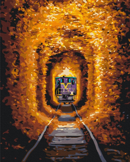 Zug fährt durch einen goldenen Herbst-Liebestunnel