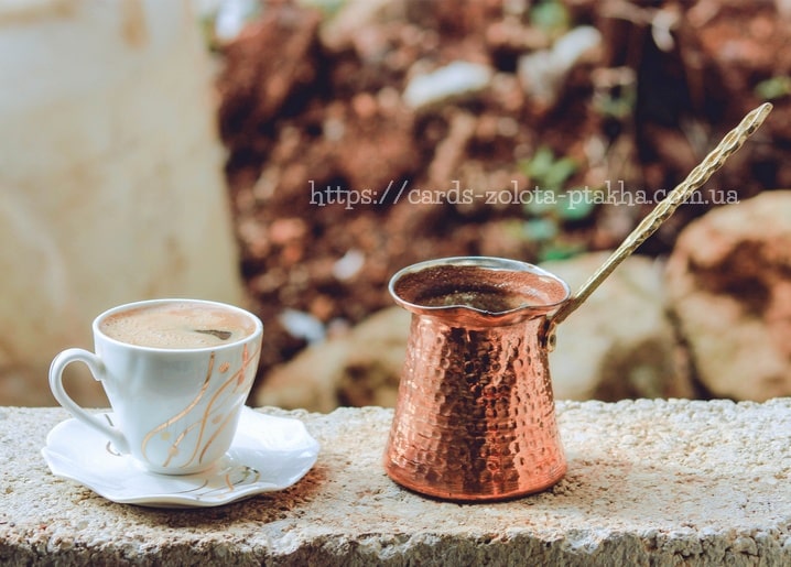 Tasse türkischer Kaffee und Kupferkanne auf sonniger Steinmauer