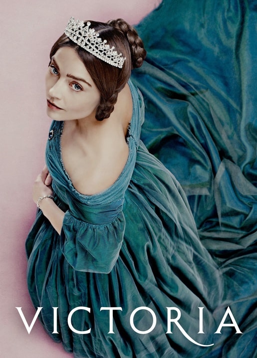 Serienposter zu Victoria mit einer Frau in türkisfarbenem Kleid und Diadem