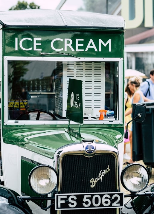 Vintage grün-weißer Bedford-Eiswagen mit geöffneter Verkaufsklappe und glänzendem Kühlergrill