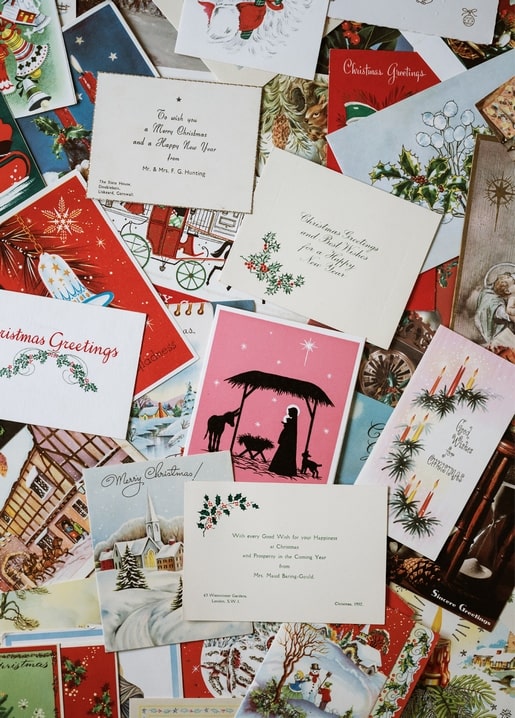 Flach ausgebreitete Vintage-Weihnachtskarten in Rot, Rosa und Gold
