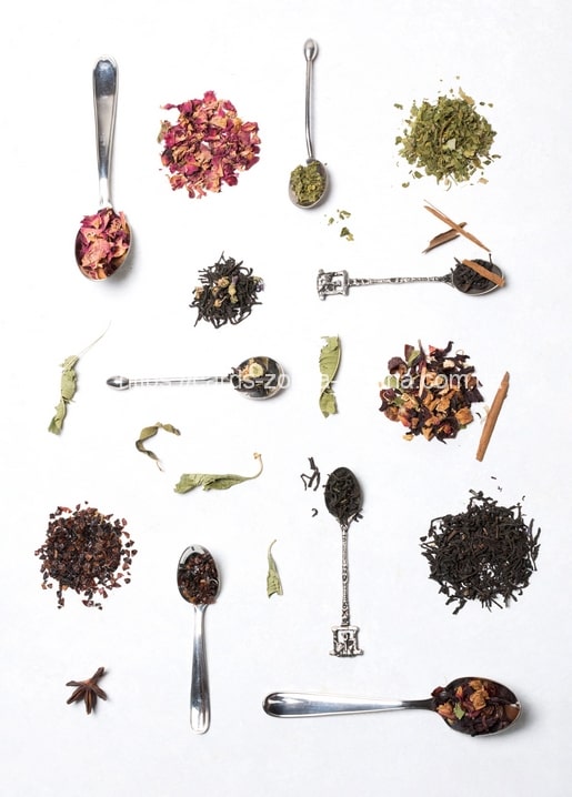 Vintage-Löffel mit Rosenblüten, Minze, Zimt und Sternanis