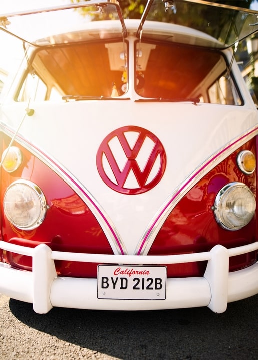 Nahaufnahme eines roten weißen Vintage-VW-Busses mit kalifornischem Nummernschild