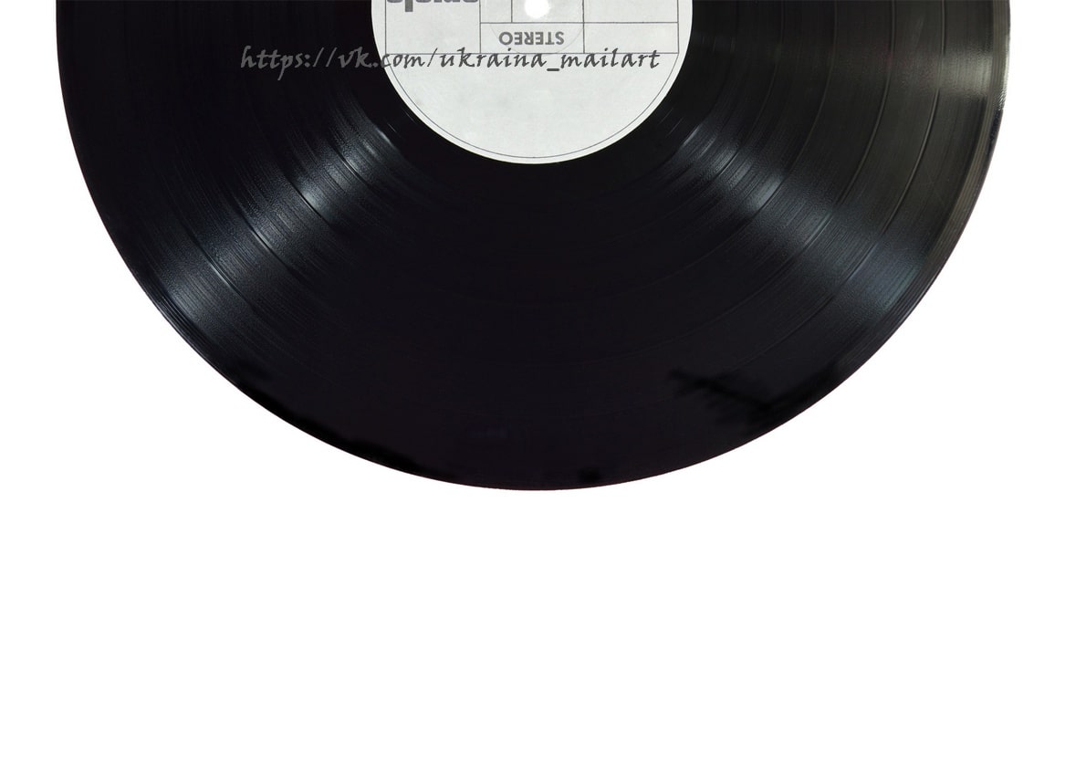 Schwarze Vinylschallplatte mit weißem Label in Nahaufnahme, Schwarz-Weiß-Foto