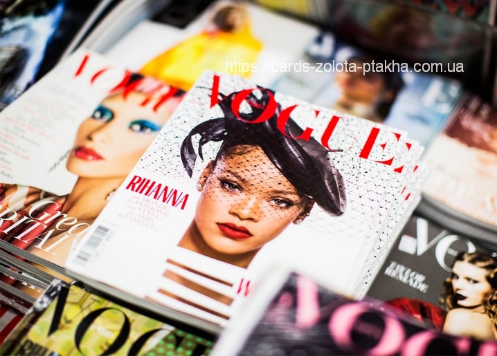 Stapel glänzender Vogue-Titelseiten an einem Zeitungsstand