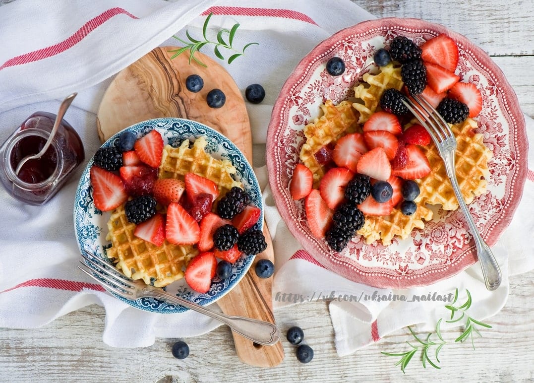 Zwei Teller Waffeln mit Erdbeeren, Brombeeren und Blaubeeren