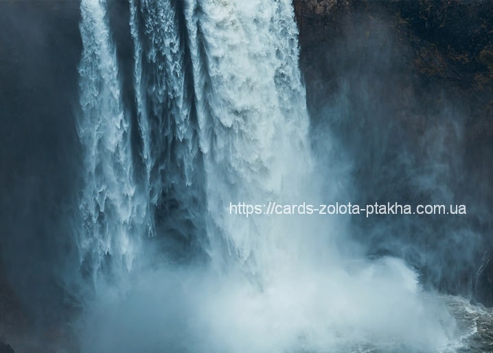 Nahaufnahme eines mächtigen Wasserfalls in blau getöntem Nebel und Gischt