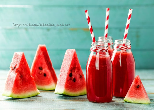 Wassermelonenscheiben und Flaschen mit Wassermelonensaft und gestreiften Strohhalmen