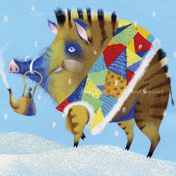Postkarte mit einem Wildschwein im Flickenmantel mit Teekanne im Schnee
