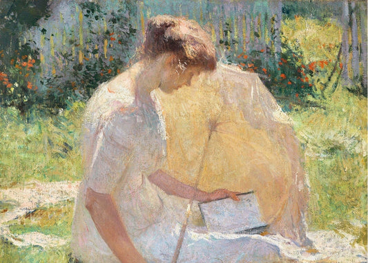 Жінка в білій сукні читає книгу в сонячному саду, поруч лежить складена парасолька