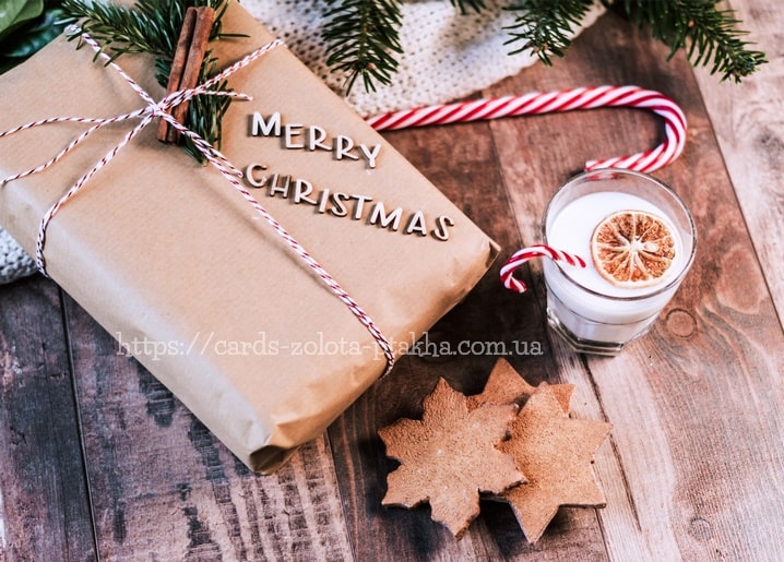 In Packpapier verschnürtes Weihnachtsgeschenk mit Zimt, Zuckerstange und Lebkuchensternen
